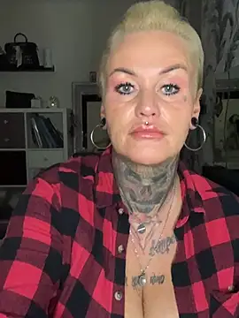 InkedMissLaBaehm online show from July 18, 10:57 pm