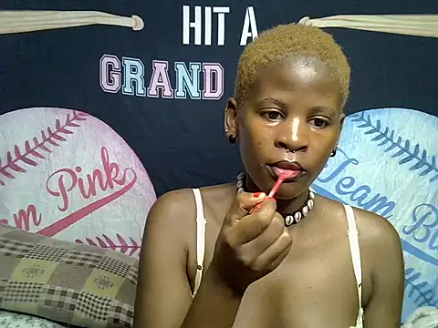 Snapshot of Queen_slay2 chatting on July 7, 5:21 am Queen slay2 online show from July 7, 5:21 am