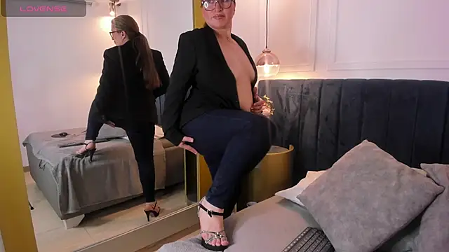 Snapshot of Susan_Jolie chatting on July 7, 3:42 am Susan Jolie online show from July 7, 3:42 am