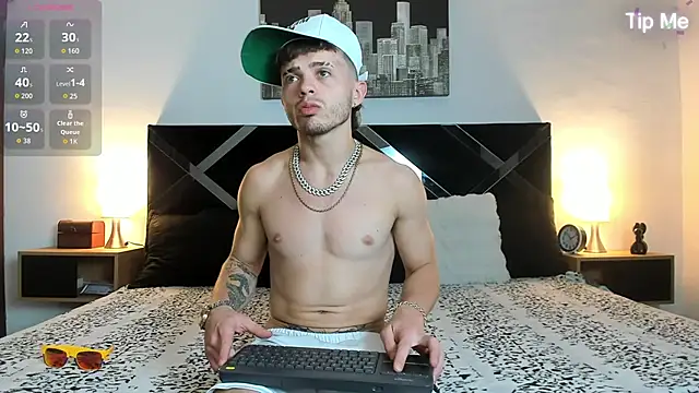 Snapshot of Zeus_damian21 chatting on June 22, 3:08 am Zeus damian21 online show from June 22, 3:08 am