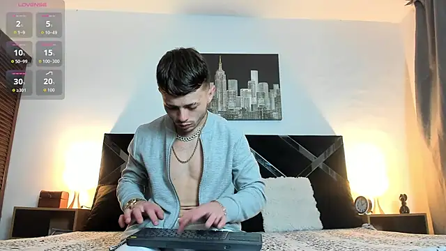 Snapshot of Zeus_damian21 chatting on June 23, 3:04 am Zeus damian21 online show from June 23, 3:04 am