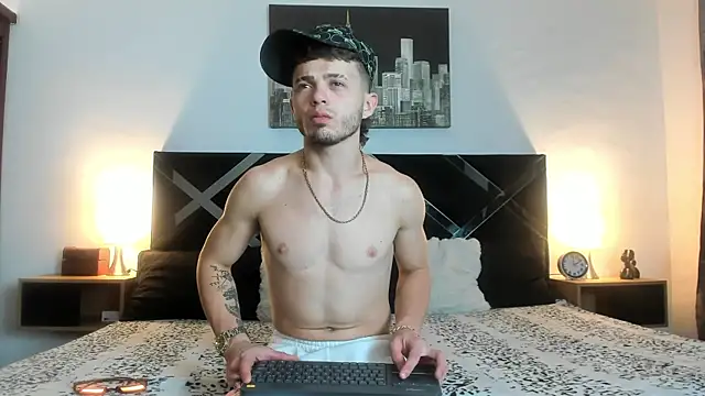 Snapshot of Zeus_damian21 chatting on June 29, 3:02 am Zeus damian21 online show from June 29, 3:02 am