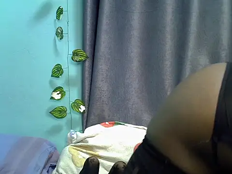 Snapshot of slit_quin chatting on July 6, 6:10 pm slit quin online show from July 6, 6:10 pm