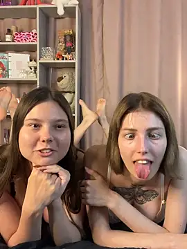 Snapshot of Bratz_Girls chatting on June 12, 11:25 pm Bratz Girls online show from June 12, 11:25 pm
