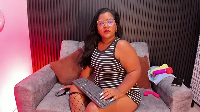 Snapshot of Mommy_Big_Ass chatting on June 16, 8:55 pm Mommy Big Ass online show from June 16, 8:55 pm