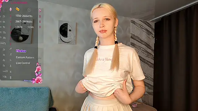 Snapshot of LadaSolar chatting on June 20, 12:25 am LadaSolar online show from June 20, 12:25 am
