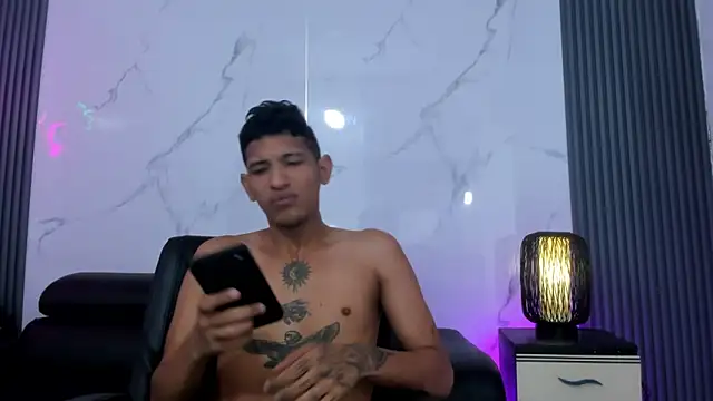 Snapshot of Kleyn_black chatting on June 18, 10:19 am Kleyn black online show from June 18, 10:19 am