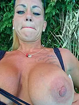 Snapshot of housewifebella chatting on July 14, 2:01 pm housewifebella online show from July 14, 2:01 pm