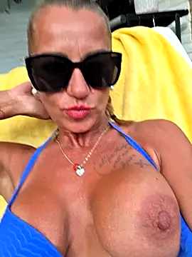 Snapshot of housewifebella chatting on July 17, 5:07 pm housewifebella online show from July 17, 5:07 pm