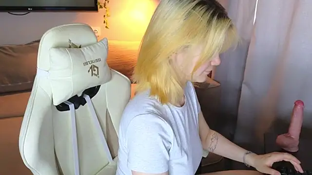 Emily Miu online show from July 20, 11:18 pm