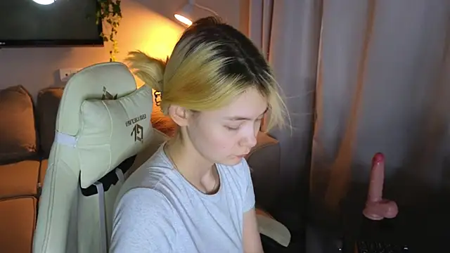 Emily Miu online show from July 21, 11:18 pm