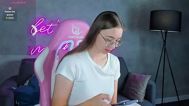 Snapshot of Lucy_Green chatting on July 15, 12:49 am Lucy Green online show from July 15, 12:49 am
