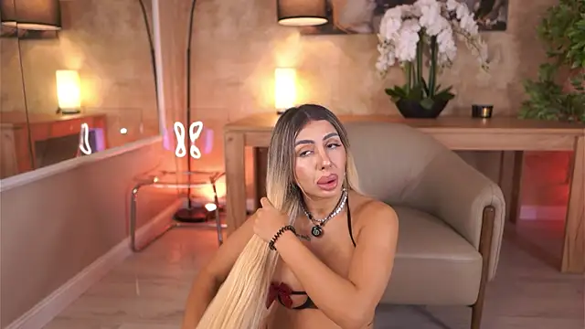 Snapshot of LucyyRosse chatting on July 13, 8:06 am LucyyRosse online show from July 13, 8:06 am