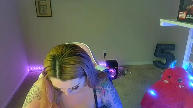 Snapshot of karmathevixen chatting on June 27, 6:24 pm karmathevixen online show from June 27, 6:24 pm