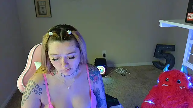 Snapshot of karmathevixen chatting on July 6, 4:09 pm karmathevixen online show from July 6, 4:09 pm