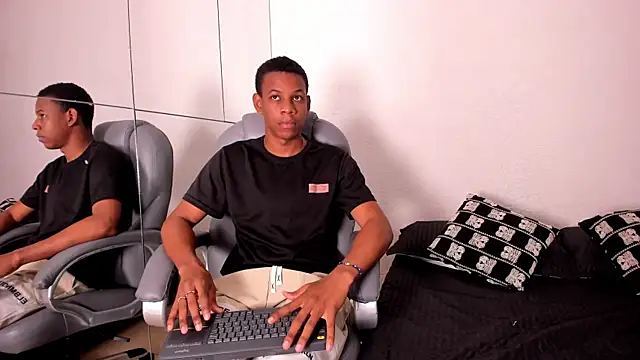 Snapshot of Jermon_Blake chatting on June 18, 11:03 am Jermon Blake online show from June 18, 11:03 am