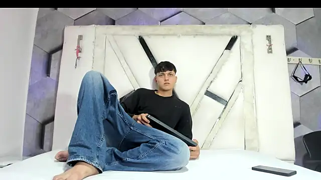 Snapshot of LiamRamirezz chatting on June 21, 2:47 am LiamRamirezz online show from June 21, 2:47 am