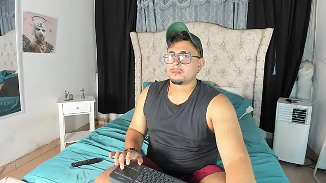 Snapshot of _urbantemptation chatting on June 18, 8:57 pm urbantemptation online show from June 18, 8:57 pm