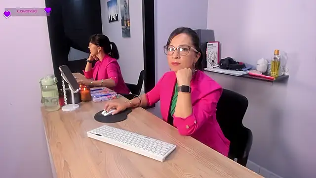 Snapshot of Greta_Borbon_ chatting on July 10, 11:24 am Greta Borbon online show from July 10, 11:24 am