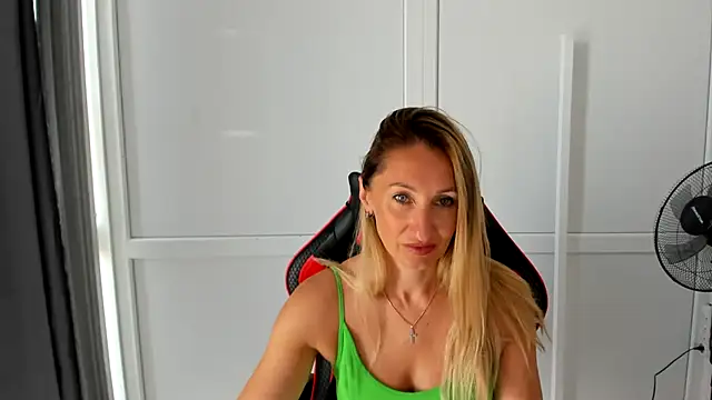 Snapshot of LilyDreamm chatting on June 29, 6:19 am LilyDreamm online show from June 29, 6:19 am