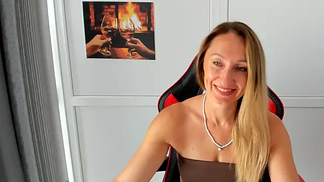Snapshot of LilyDreamm chatting on August 6, 6:59 am LilyDreamm online show from August 6, 6:59 am