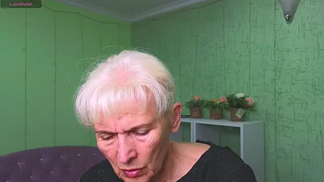 Snapshot of Zoe_Zenith chatting on June 19, 6:29 am Zoe Zenith online show from June 19, 6:29 am