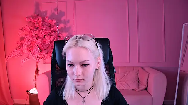 Snapshot of OliviaVale chatting on June 20, 9:56 am OliviaVale online show from June 20, 9:56 am