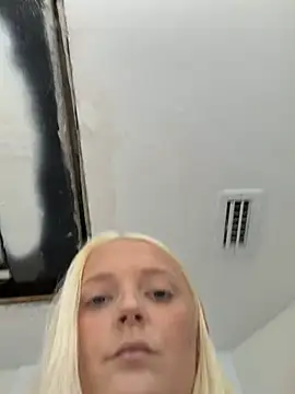 Snapshot of Blondebarbie21 chatting on June 22, 2:14 pm Blondebarbie21 online show from June 22, 2:14 pm