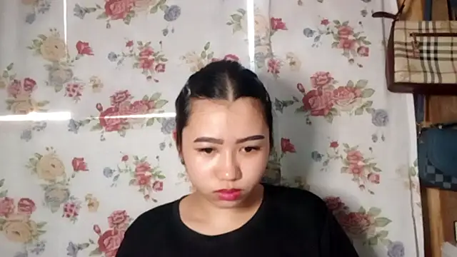 Snapshot of LeahKomarek chatting on June 21, 7:22 am LeahKomarek online show from June 21, 7:22 am