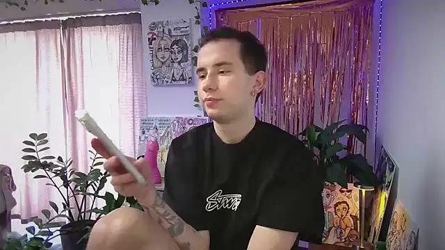 Snapshot of Moon_boyy chatting on June 20, 2:31 pm Moon boyy online show from June 20, 2:31 pm