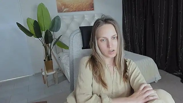 Snapshot of ErinWise chatting on July 28, 2:24 pm ErinWise online show from July 28, 2:24 pm