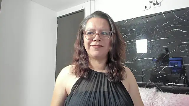 Snapshot of ELLE_HADID chatting on June 22, 3:31 pm ELLE HADID online show from June 22, 3:31 pm