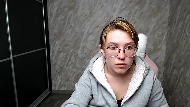 Reginasmilee online show from March 12, 5:07 pm