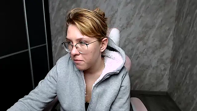 Reginasmilee online show from March 13, 3:33 am