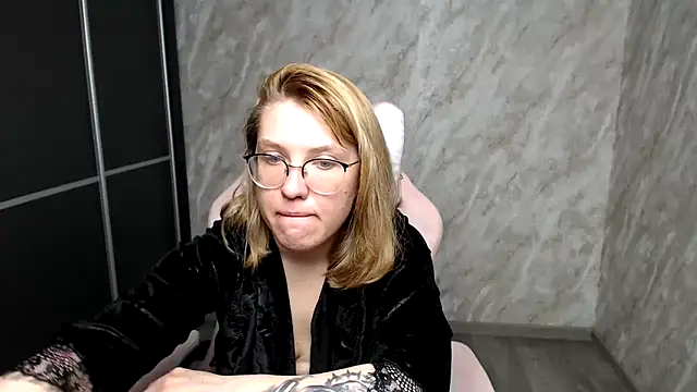 Reginasmilee online show from March 17, 7:24 am