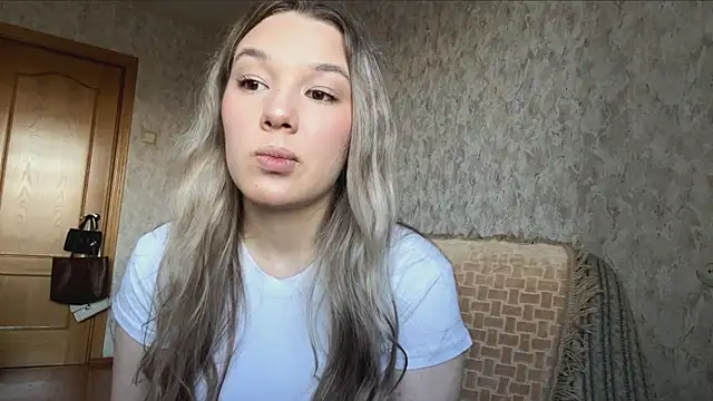 Snapshot of AminaGirl chatting on June 24, 2:49 pm AminaGirl online show from June 24, 2:49 pm