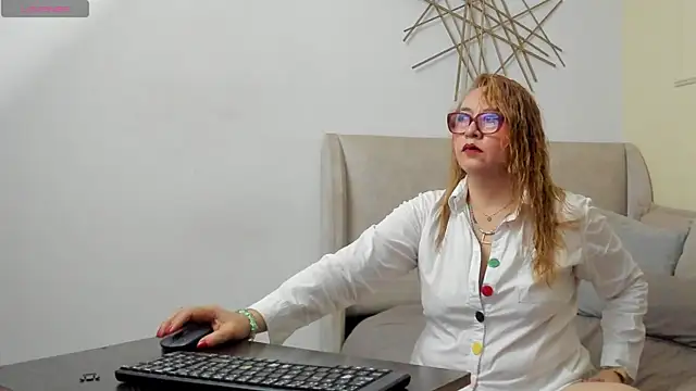 Snapshot of vera__lux chatting on July 20, 12:40 pm vera lux online show from July 20, 12:40 pm