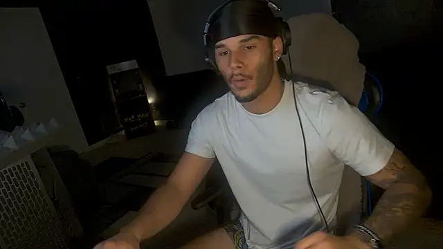 Snapshot of Kylewhitedgs chatting on July 1, 2:07 pm Kylewhitedgs online show from July 1, 2:07 pm