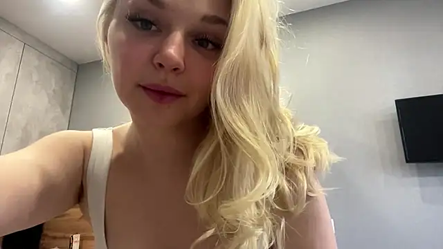 Snapshot of EvelynStars chatting on July 1, 3:34 pm EvelynStars online show from July 1, 3:34 pm