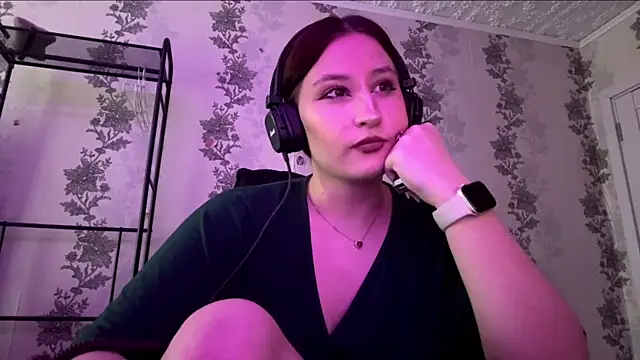 SuzanMoote online show from July 6, 11:29 am