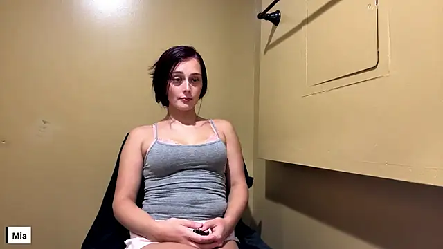 Snapshot of miaaellie chatting on July 15, 4:18 am miaaellie online show from July 15, 4:18 am