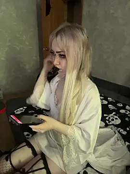 Snapshot of Sindy-Lou chatting on July 10, 10:29 am Sindy-Lou online show from July 10, 10:29 am