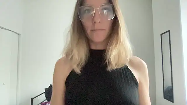 Snapshot of quirkyquinn chatting on July 15, 4:34 pm quirkyquinn online show from July 15, 4:34 pm
