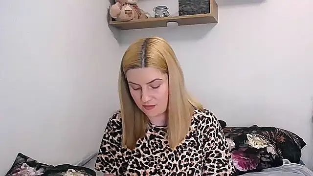 alisenties online show from May 10, 2:33 pm