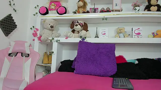 Snapshot of lucia_temptation chatting on July 15, 6:24 pm lucia temptation online show from July 15, 6:24 pm
