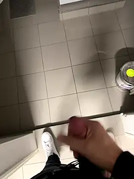 Snapshot of swissboy22 chatting on October 29, 10:33 pm swissboy22 online show from October 29, 10:33 pm