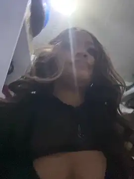 Snapshot of riri_brunnete chatting on February 27, 4:23 am riri brunnete online show from February 27, 4:23 am