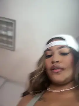 Snapshot of riri_brunnete chatting on March 2, 3:30 am riri brunnete online show from March 2, 3:30 am