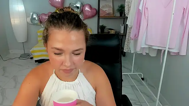 RoseJones online show from July 27, 1:18 pm