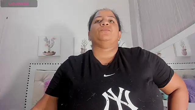 Snapshot of Dajanaaroa chatting on December 19, 1:40 pm Dajanaaroa online show from December 19, 1:40 pm